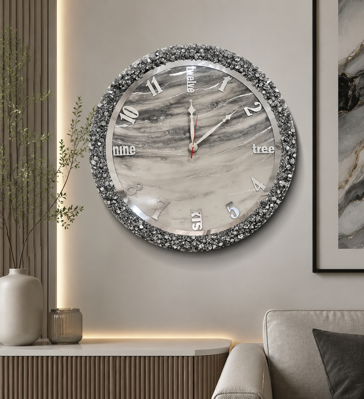 ساعت دیواری رزینی دست‌ساز طرح سنگ طوسی با حاشیه کریستالی و اعداد انگلیسی